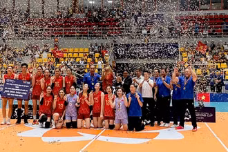 Niềm vui lần thứ ba liên tiếp vô địch AVC Nations Cup của đội tuyển bóng chuyền nữ Việt Nam. (Ảnh MINH MINH)