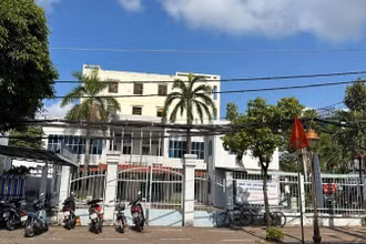Trụ sở Đảng ủy-Ủy ban nhân dân (cũ) phường 7 - Thành phố Bạc Liêu bỏ hoang tàn suốt nhiều năm qua. (Ảnh TRỌNG DUY) 