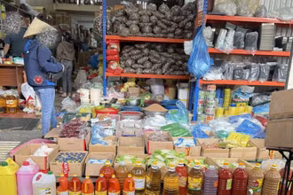 Dầu ăn giá rẻ được bày bán tràn lan tại các chợ đầu mối. (Ảnh: SĨ DŨNG) 