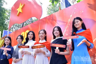 Hoa khôi Sinh viên Việt Nam năm 2024 Đặng Quỳnh Anh (thứ 3 từ trái sang) và một số gương mặt nữ sinh tiêu biểu tham gia check-in hưởng ứng Chiến dịch truyền thông "Tôi yêu Tổ quốc tôi".