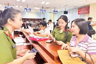Công an Thanh Hóa trợ giúp người dân ứng dụng VNeID để giải quyết thủ tục hành chính.