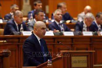 Thủ tướng Romania Ilie Bolojan phát biểu trước Quốc hội ở Bucharest ngày 23/6/2025. (Ảnh: THX/TTXVN) 