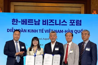 Chủ tịch HĐQT kiêm Tổng Giám đốc Công ty cổ phần Tập đoàn MHGROUP Nguyễn Thị Minh Hằng và Chủ tịch Liên minh Văn hóa quốc tế Hàn Quốc trên Con đường Tơ lụa Oh Tae Geun ký bản ghi nhớ cùng với sự chứng kiến của Chủ tịch danh dự Kocham Hong Sun (ngoài cùng bên trái) và Giáo sư, Tiến sĩ Ahn Kyong-hwan, công dân danh dự thủ đô Hà Nội.