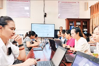 Tập huấn chuyên môn đầu năm học mới cho giáo viên Trường tiểu học Nghĩa Hòa (Bắc Ninh). (Ảnh NGUYỄN THƯƠNG)