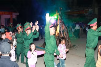 Bộ đội cùng giao lưu với người dân xã vùng sâu Yang Mao.