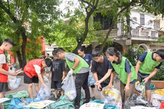 Các thành viên Tagom hướng dẫn người dân cách phân loại rác. (Ảnh THẾ ĐẠI)