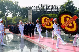 Các đồng chí lãnh đạo, nguyên lãnh đạo Đảng, Nhà nước đặt vòng hoa tại Đài tưởng niệm các Anh hùng liệt sĩ trên đường Bắc Sơn.