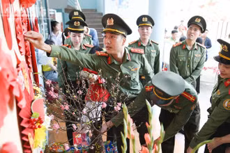 Các tình nguyện viên tham gia trang trí Tết tại Trung tâm.
