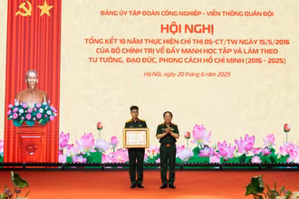 Thượng tướng Trịnh Văn Quyết trao Bằng khen của Thủ tướng Chính phủ cho Thượng úy Nguyễn Tuấn Anh, Công ty An ninh mạng Viettel. (Ảnh: ĐỨC THỌ)