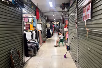 Hàng loạt cửa hàng, ki-ốt ở các khu chợ lớn, nhỏ đang kinh doanh bình thường tại các địa phương ở Tây Bắc đồng loạt đóng cửa, tạm ngừng kinh doanh.