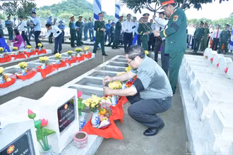 Thủ tướng Chính phủ Phạm Minh Chính thắp hương tại các phần mộ liệt sĩ mới an táng tại buổi lễ. (Ảnh: THANH GIANG) 
