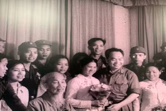 Tiểu đội trưởng Tiểu đội nữ dân quân du kích Kỳ Phương Tưởng Thị Diên (người cầm hoa) vinh dự được gặp Bác Hồ và Đại tướng Võ Nguyên Giáp ngày 15/5/1969.
