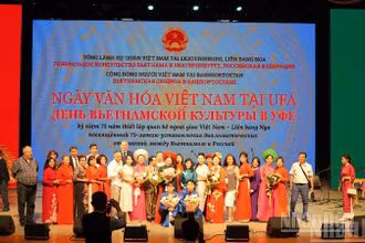 Tổng lãnh sự Việt Nam tại Ekaterinburg Nguyễn Mai Hường tặng hoa các nghệ sĩ.