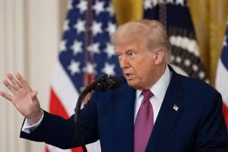 Tổng thống Mỹ Donald Trump phát biểu tại Nhà trắng. (Ảnh: THX/TTXVN) 