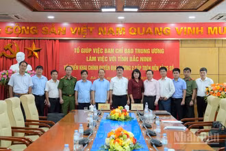 Các đại biểu chụp ảnh lưu niệm sau buổi làm việc. (Ảnh: TRƯỜNG AN)