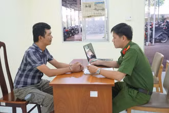 Cơ quan chức năng làm việc với đối tượng Trần Như Phước. (Ảnh: Công an cung cấp)