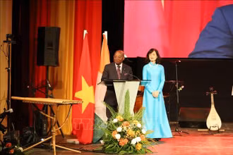Đại sứ Việt Nam tại Maroc kiêm nhiệm Côte d'Ivoire Lê Kim Quy chụp ảnh lưu niệm cùng ông Évariste Koffi Yapi, Tổng Thư ký Bộ Ngoại giao, Hội nhập châu Phi và Người Côte d’Ivoire ở nước ngoài. 