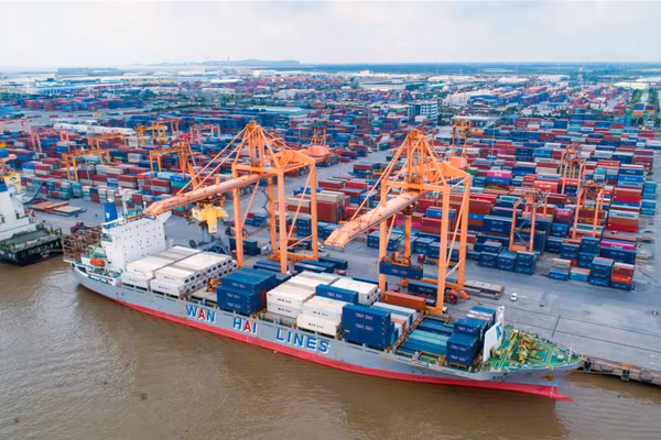 Bốc xếp hàng hóa tại Cảng Hải Phòng. Ảnh Đăng Anh