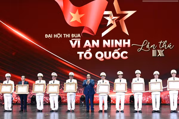 Thủ tướng Phạm Minh Chính trao danh hiệu Anh hùng lực lượng vũ trang và Huân chương Quân công.
