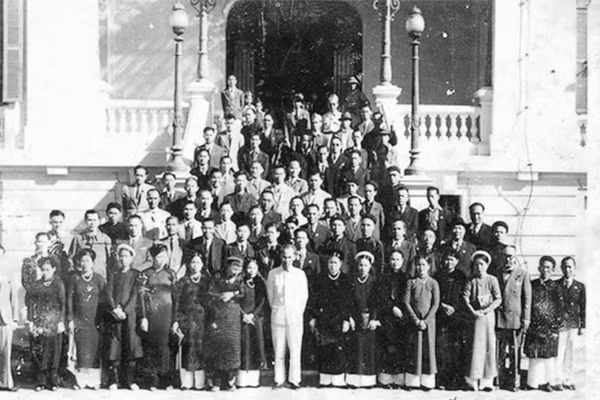 Chủ tịch Hồ Chí Minh với các nhà tư sản Hà Nội trước Bắc Bộ Phủ ngày 18/9/1945. Ảnh: TL