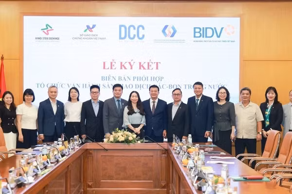 Đại diện các đơn vị tham dự Lễ ký kết chụp ảnh lưu niệm.