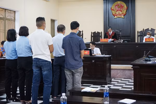 Phiên tòa xét xử vụ gian lận bảo hiểm y tế tại Bệnh viện đa khoa Trung ương Quảng Nam, tháng 5/2022 (trước thời điểm thực hiện sắp xếp đơn vị hành chính). (Ảnh nhandan.vn)