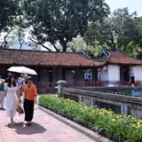 Du khách tham quan Di tích quốc gia đặc biệt Văn Miếu-Quốc Tử Giám (Hà Nội). (Ảnh: TRẦN HẢI)
