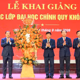 Đồng chí Lê Hải Bình, Ủy viên Trung ương Đảng, Phó Giám đốc Thường trực Học viện Chính trị quốc gia Hồ Chí Minh tặng hoa chúc mừng Học viện Báo chí và Tuyên truyền. (Ảnh: THẾ ĐẠI)