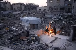 Người dân Palestine sống giữa đống đổ nát của những ngôi nhà bị phá hủy ở Jabalia, phía bắc Dải Gaza. (Ảnh: Tân Hoa xã)