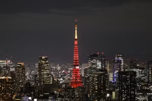 Tháp Tokyo rực rỡ với ánh sáng đỏ chào năm mới. (Ảnh minh họa: Tân Hoa Xã)