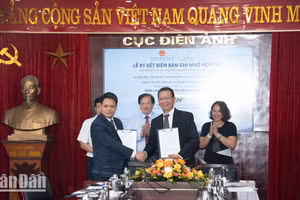 Thứ trưởng Bộ Văn hóa, Thể thao và Du lịch Tạ Quang Đông cùng lãnh đạo hai đơn vị chứng kiến lễ ký kết biên bản ghi nhớ hợp tác. (Ảnh: MINH DUY)