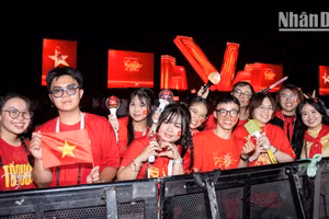[Ảnh] Cuồng nhiệt cùng khán giả trước giờ "lên sóng" của "Concert quốc gia"