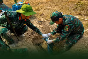 Mắt cay xè khi lưỡi xẻng chạm vào di vật