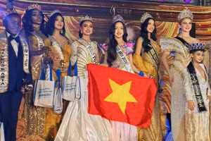 Nguyễn Hoa Thảo Mơ đăng quang Hoa hậu hoàn vũ nhí thế giới. (Ảnh: Ban Tổ chức)