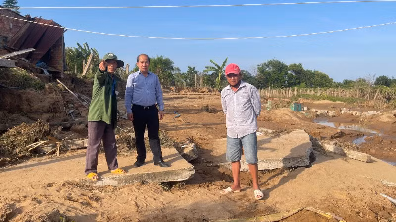 Sở Xây dựng khảo sát con đường bê tông của khu phố Kim Bình bị hư hỏng, chia cắt các hộ dân.