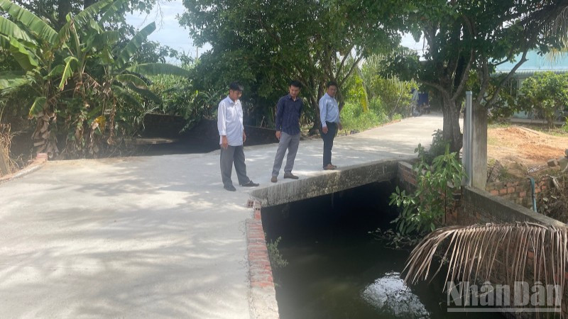 Suối thoát lũ hạ du hồ chứa nước Tân Lập đi qua địa bàn xã Hàm Thuận Nam bị lấn chiếm hết 1/2 dòng chảy. ndo_br_img-0322-9773.jpg