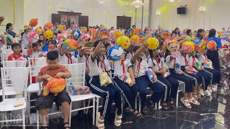 Các em thiếu nhi tham gia chương trình.