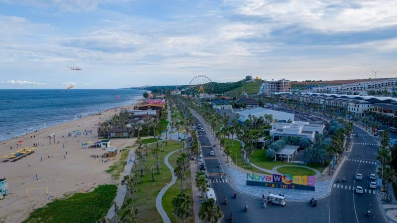 Du lịch tại khu vực ven biển tỉnh Lâm Đồng.