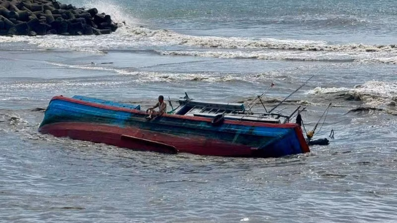 Tàu cá bị chìm ở cảng La Gi.