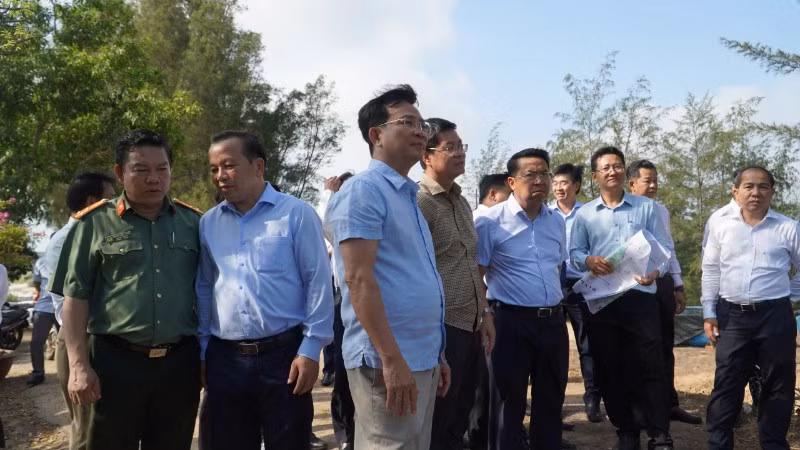 Ông Hồ Văn Mười, Chủ tịch Ủy ban nhân dân tỉnh Lâm Đồng kiểm tra các xã phía đông nhằm phát triển Khu kinh tế.