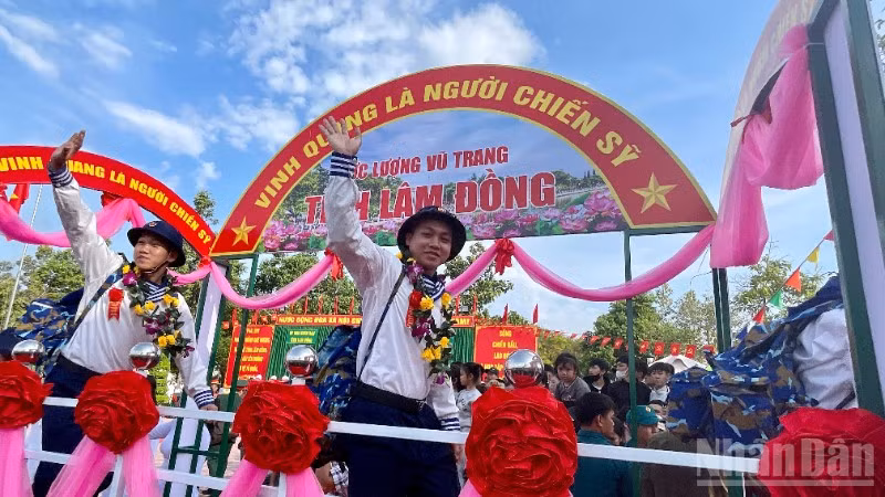 Thanh niên tươi cười trước giờ nhập ngũ.