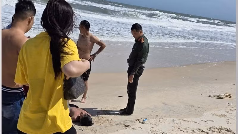 Đại úy Lê Đình Thành cùng người dân lao vào dòng nước xiết, cứu sống 2 cháu bé bị đuối nước.