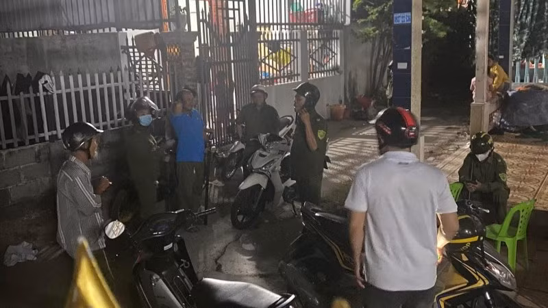 Lực lượng chức năng đi bắt con chó nghi mắc bệnh dại.