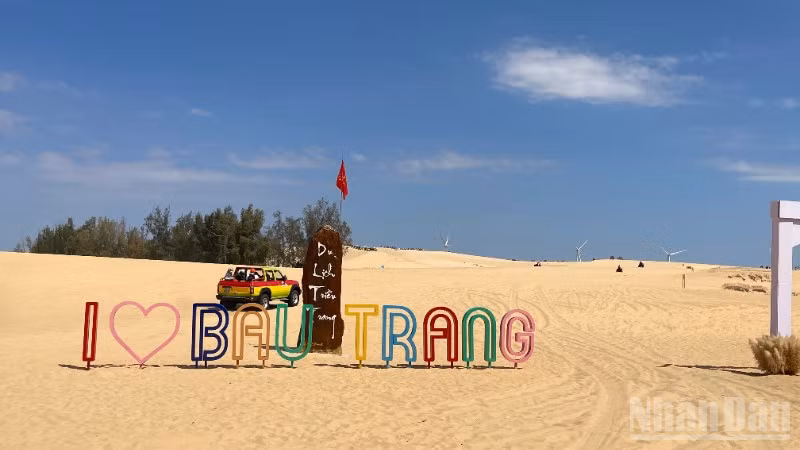 Khu du lịch Bàu Trắng thu hút khách.