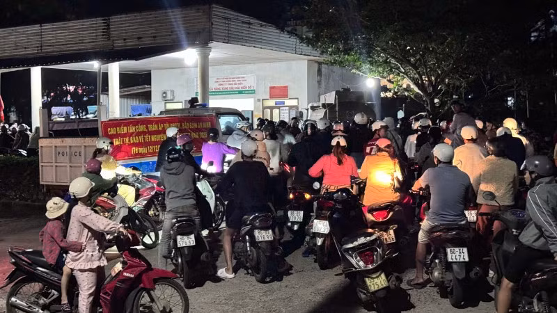 Người dân chờ đổ xăng.