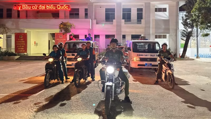 Công an phường Phú Thủy ra quân trấn áp tội phạm.