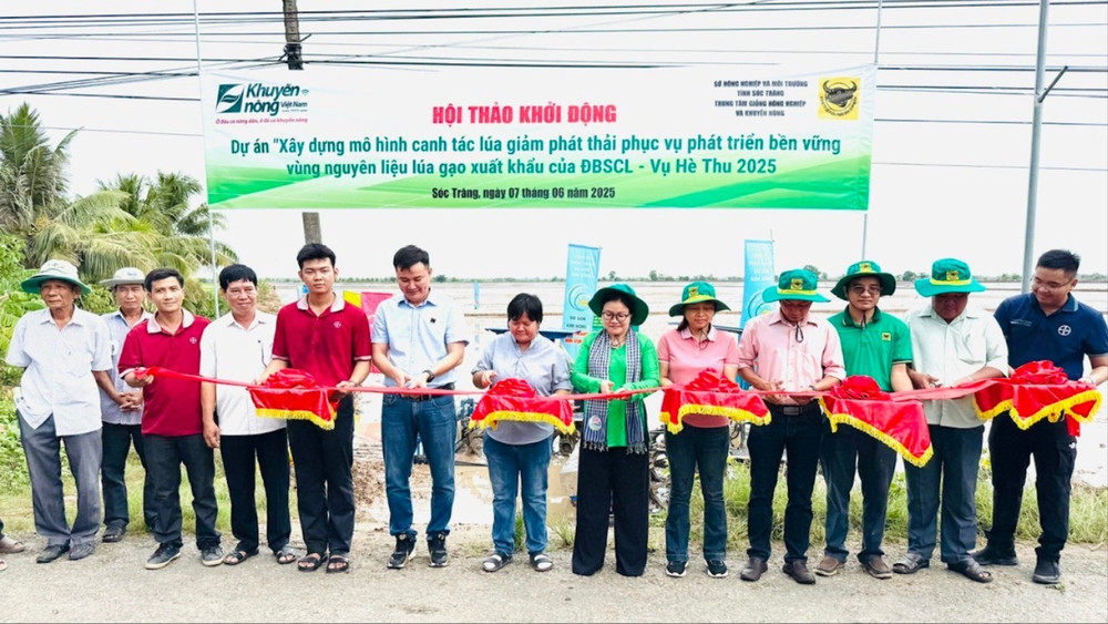 Các đại biểu tham dự và cắt bằng khởi động dự án tại HTX nông nghiệp 1/5 41d8d6ac1776a028f967-6397.jpg
