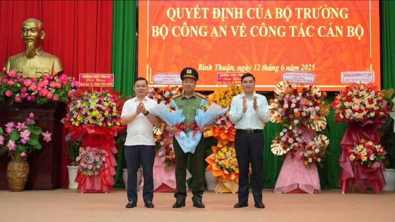 Lãnh đạo tỉnh tặng hoa chúc mừng Đại tá Trần Văn Mười. 6-3537.jpg