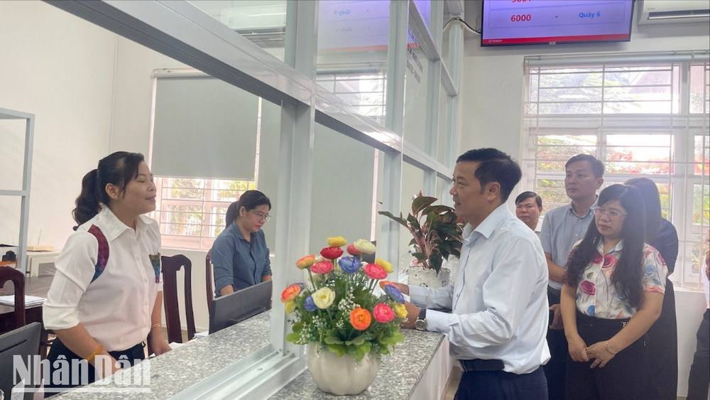 Ông Lê Trọng Yên, Phó Chủ tịch Ủy ban nhân dân tỉnh Lâm Đồng hỏi cán bộ về quy trình nhận hồ sơ. img-0640-3802.jpg