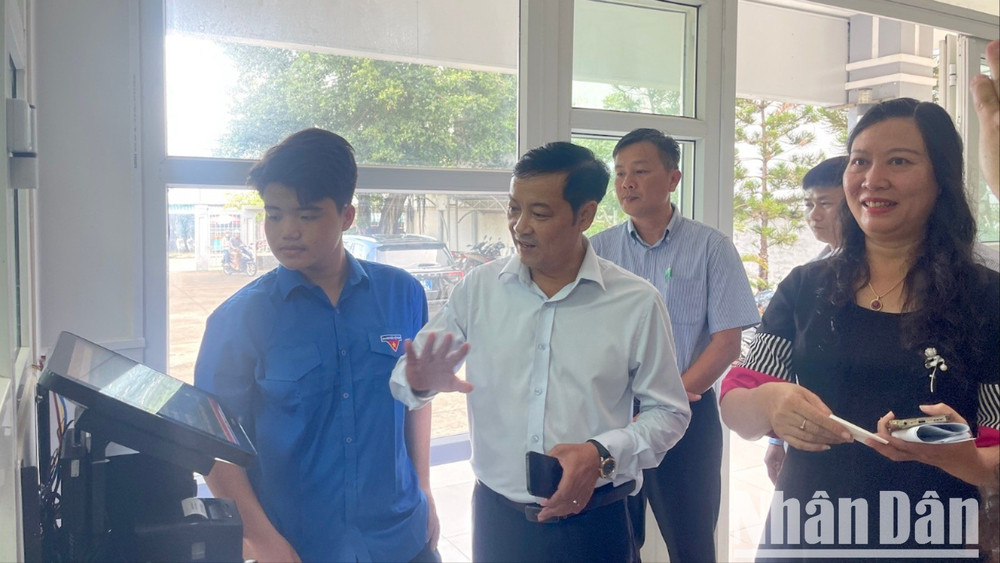 Ông Lê Trọng Yên, Phó Chủ tịch Ủy ban nhân dân tỉnh Lâm Đồng kiểm tra Trung tâm hành chính công phường Phú Thủy. img-0625-2332.jpg
